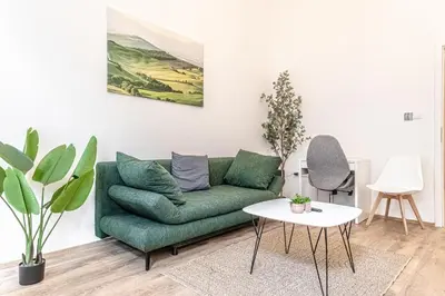 Ein Sitzbereich in der Unterkunft Lovely 1BR & 1LR Ground Floor Gem 15 min to City Center via U3