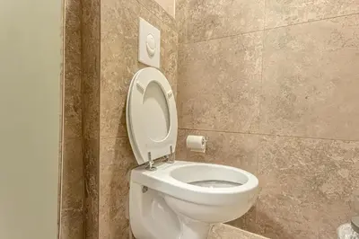 Ein Badezimmer in der Unterkunft Lovely 1BR & 1LR Ground Floor Gem 15 min to City Center via U3