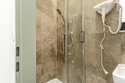 Ein Badezimmer in der Unterkunft Lovely 1BR & 1LR Ground Floor Gem 15 min to City Center via U3