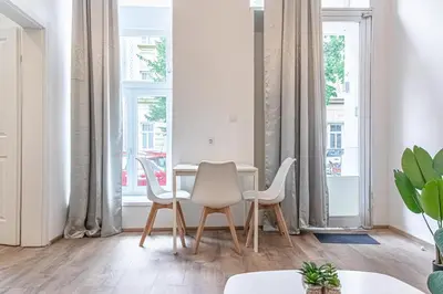 Ein Sitzbereich in der Unterkunft Lovely 1BR & 1LR Ground Floor Gem 15 min to City Center via U3