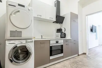 Küche/Küchenzeile in der Unterkunft Lovely 1BR & 1LR Ground Floor Gem 15 min to City Center via U3