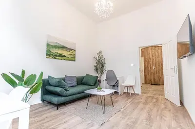 Ein Sitzbereich in der Unterkunft Lovely 1BR & 1LR Ground Floor Gem 15 min to City Center via U3