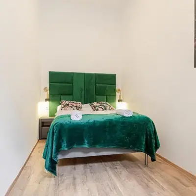 Lovely 1BR & 1LR Ground Floor Gem 15 min to City Center via U3