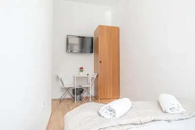 Ein Bett oder Betten in einem Zimmer der Unterkunft Elegant 6BR Retreat Near Danube & Garden Access