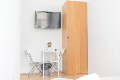 TV/Unterhaltungsangebot in der Unterkunft Elegant 6BR Retreat Near Danube & Garden Access