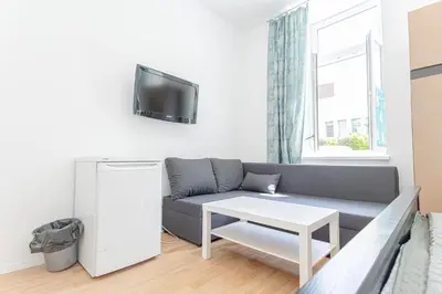 TV/Unterhaltungsangebot in der Unterkunft Elegant 6BR Retreat Near Danube & Garden Access