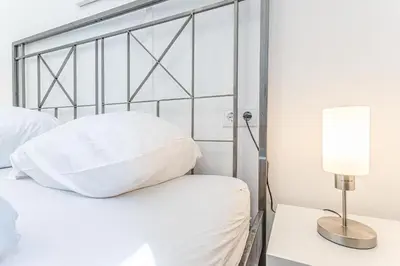 Ein Bett oder Betten in einem Zimmer der Unterkunft Elegant 6BR Retreat Near Danube & Garden Access