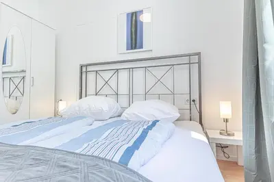 Ein Bett oder Betten in einem Zimmer der Unterkunft Elegant 6BR Retreat Near Danube & Garden Access