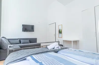Ein Bett oder Betten in einem Zimmer der Unterkunft Elegant 6BR Retreat Near Danube & Garden Access