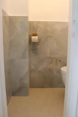 Ein Badezimmer in der Unterkunft NEW City Terrace Apartment And Open Kitchen