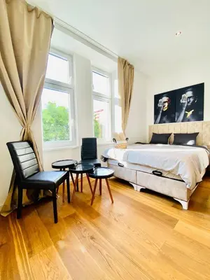 Ein Bett oder Betten in einem Zimmer der Unterkunft Elegant 2BR Apartment with Balcony Near Millennium City