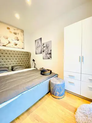 Ein Bett oder Betten in einem Zimmer der Unterkunft Elegant 2BR Apartment with Balcony Near Millennium City