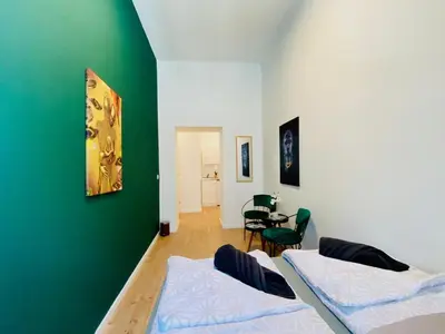 Ein Bett oder Betten in einem Zimmer der Unterkunft Budget Private Rooms in 8-Bedroom Apartment with Terrace