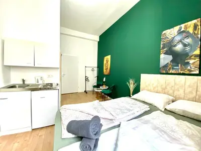 Küche/Küchenzeile in der Unterkunft Budget Private Rooms in 8-Bedroom Apartment with Terrace