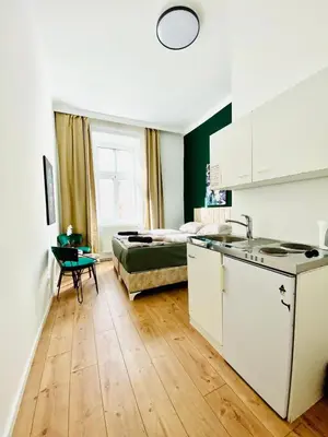 Küche/Küchenzeile in der Unterkunft Budget Private Rooms in 8-Bedroom Apartment with Terrace