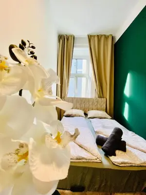 Ein Bett oder Betten in einem Zimmer der Unterkunft Budget Private Rooms in 8-Bedroom Apartment with Terrace