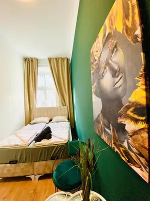 Ein Bett oder Betten in einem Zimmer der Unterkunft Budget Private Rooms in 8-Bedroom Apartment with Terrace