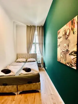 Ein Bett oder Betten in einem Zimmer der Unterkunft Budget Private Rooms in 8-Bedroom Apartment with Terrace