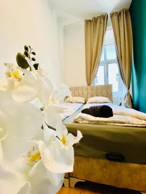 Ein Bett oder Betten in einem Zimmer der Unterkunft Budget 8BR Apartment with Terrace for 16 Guests
