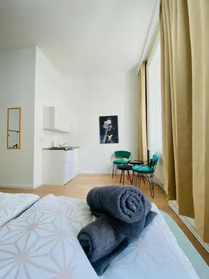 Ein Bett oder Betten in einem Zimmer der Unterkunft Budget 8BR Apartment with Terrace for 16 Guests