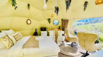 Ein Sitzbereich in der Unterkunft Glamping Hohe Wand - Kuppelzelt 