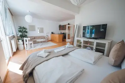 Ein Bett oder Betten in einem Zimmer der Unterkunft Bezauberndes Studio mit privatem Garten