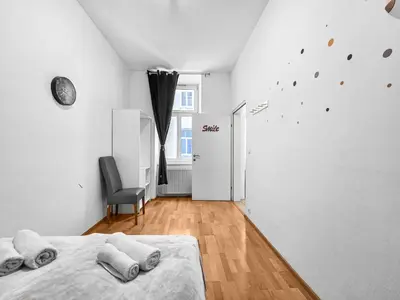 Ein Bett oder Betten in einem Zimmer der Unterkunft Three-Bedroom Delight, King-Size Beds