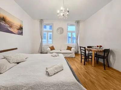 Ein Bett oder Betten in einem Zimmer der Unterkunft Modern Three-Bedroom, Triple King Beds