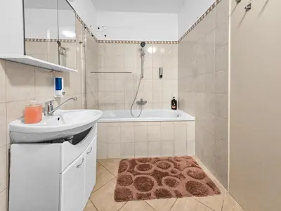 Ein Badezimmer in der Unterkunft Three-Bedroom, Three King-Size Bed Retreat