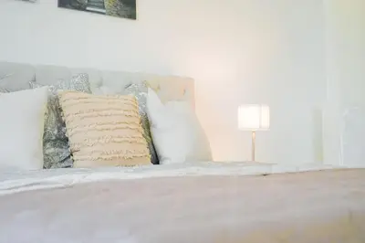 Ein Bett oder Betten in einem Zimmer der Unterkunft Charmante Altbauwohnung 72qm Free Park Garage