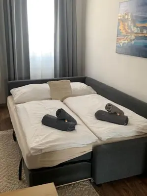 Ein Bett oder Betten in einem Zimmer der Unterkunft Ruhige Wohnung nähe U Bahn Free Parking