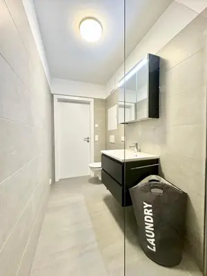 Grundriss der Unterkunft Wohnung mit Balkon und Parkplatz
