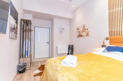 Ein Bett oder Betten in einem Zimmer der Unterkunft 4-BR Apt, Ideal for Groups, 6-Min to Stadthalle