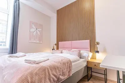 Ein Bett oder Betten in einem Zimmer der Unterkunft 4-BR Apt, Ideal for Groups, 6-Min to Stadthalle