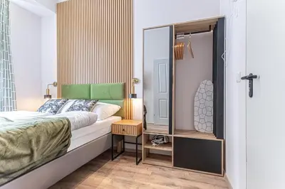 Ein Bett oder Betten in einem Zimmer der Unterkunft 4-BR Apt, Ideal for Groups, 6-Min to Stadthalle