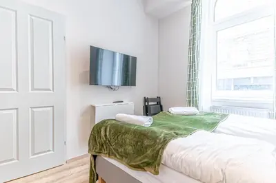 Ein Bett oder Betten in einem Zimmer der Unterkunft 4-BR Apt, Ideal for Groups, 6-Min to Stadthalle