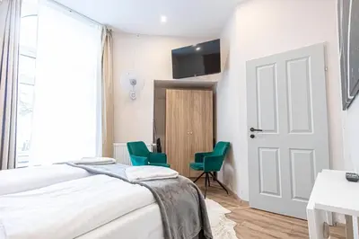 Ein Bett oder Betten in einem Zimmer der Unterkunft 4-BR Apt, Ideal for Groups, 6-Min to Stadthalle