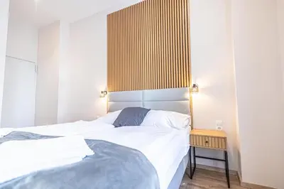 Ein Bett oder Betten in einem Zimmer der Unterkunft 4-BR Apt, Ideal for Groups, 6-Min to Stadthalle