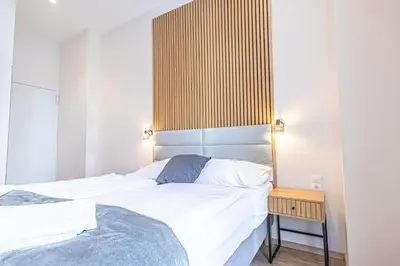Ein Bett oder Betten in einem Zimmer der Unterkunft 4-BR Apt, Ideal for Groups, 6-Min to Stadthalle