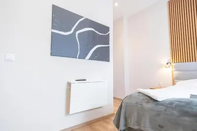 Ein Bett oder Betten in einem Zimmer der Unterkunft 4-BR Apt, Ideal for Groups, 6-Min to Stadthalle