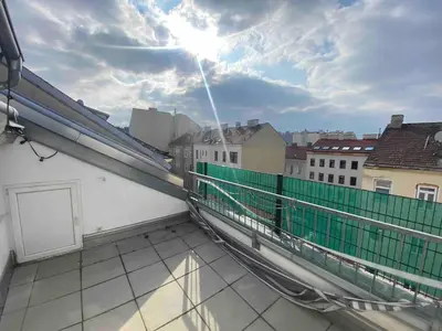 Ein Balkon oder eine Terrasse in der Unterkunft Luxury Penthouse near Metro, Train Station and 15 mins Center