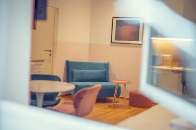 Ein Sitzbereich in der Unterkunft City Jungle Studio