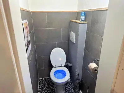 Ein Badezimmer in der Unterkunft 2-bedroom apartment with small courtyard - city center