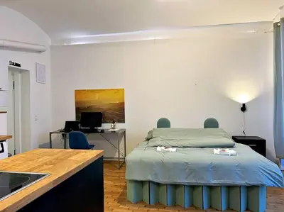 Ein Bett oder Betten in einem Zimmer der Unterkunft 2-bedroom apartment with small courtyard - city center