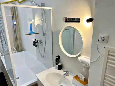 Ein Badezimmer in der Unterkunft 2-bedroom apartment with small courtyard - city center