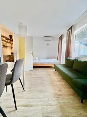 Ein Bett oder Betten in einem Zimmer der Unterkunft Rooftop Apartment with Balcony & AC