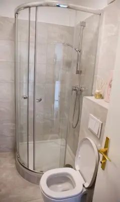 Ein Badezimmer in der Unterkunft Rooftop Apartment with Balcony & AC