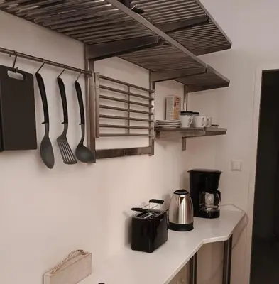 Küche/Küchenzeile in der Unterkunft Rooftop Apartment with Balcony & AC
