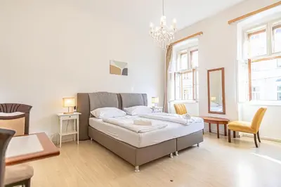 Ein Bett oder Betten in einem Zimmer der Unterkunft Charming 1BR Apartment Near Wiener Stadthalle