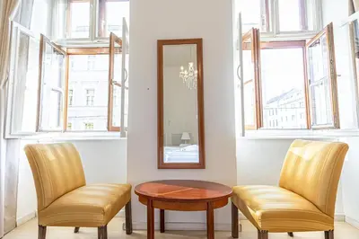 Ein Sitzbereich in der Unterkunft Charming 1BR Apartment Near Wiener Stadthalle